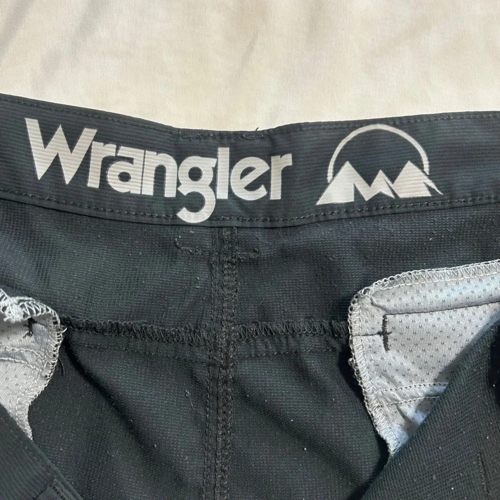 Wrangler ATG All Terrain Gear Mens Black Shorts Size 48 Outdoor Hiking 112353372